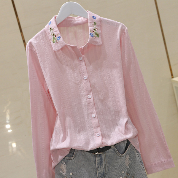 Sieviešu krekla klasisks modelis ar izšuvumu uz apkakles