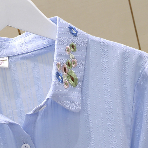 Sieviešu krekla klasisks modelis ar izšuvumu uz apkakles