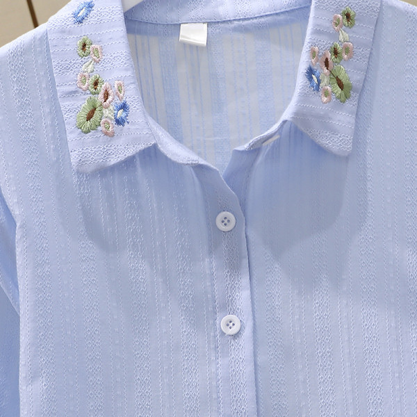 Sieviešu krekla klasisks modelis ar izšuvumu uz apkakles