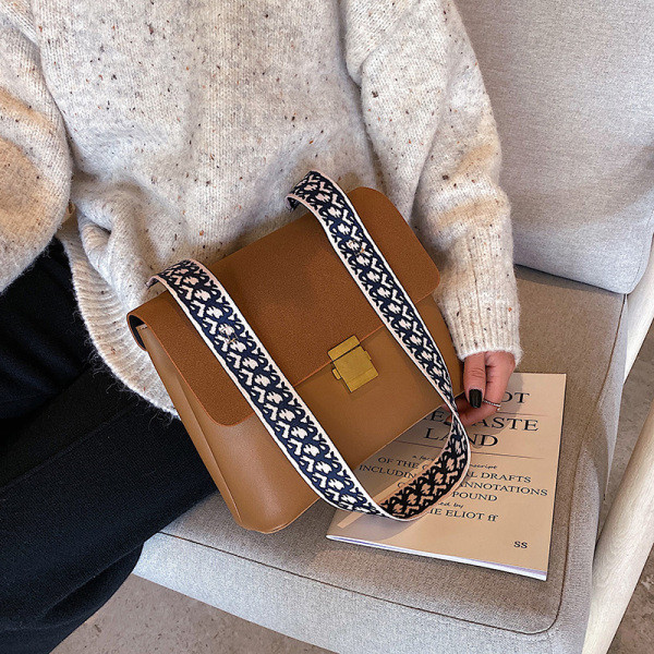 Moderna sieviešu soma no eko ādas ar metāla aizdari