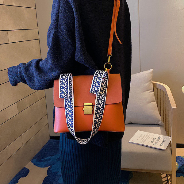 Moderna sieviešu soma no eko ādas ar metāla aizdari