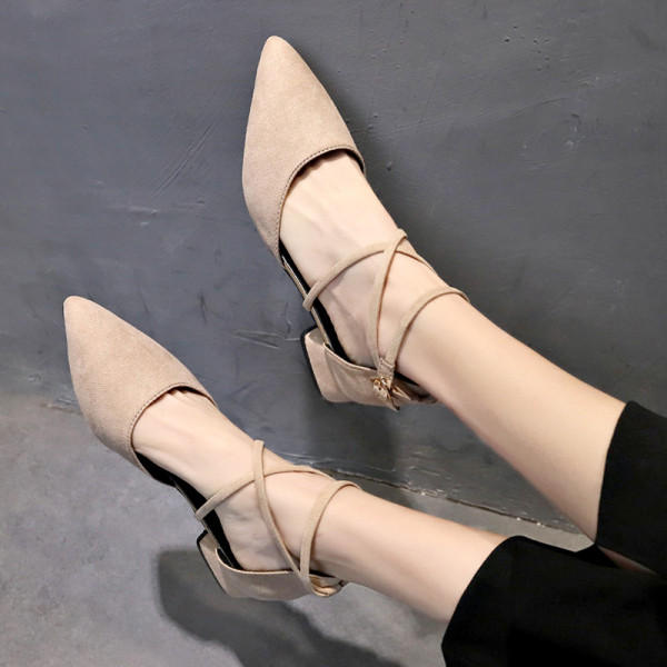 Jauna modeļa sieviešu sandales no eko zamšādas smaila modeļa ar zemu biezu papēdi