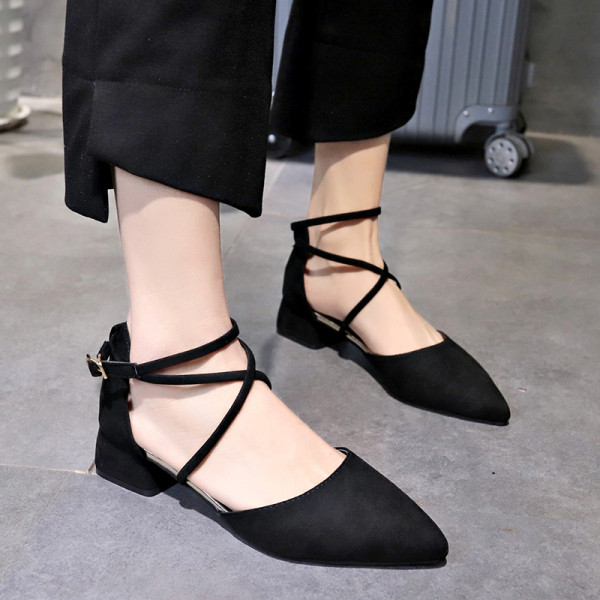 Jauna modeļa sieviešu sandales no eko zamšādas smaila modeļa ar zemu biezu papēdi