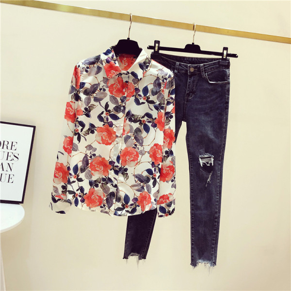 Moderna ženska košulja dugih rukava i cvjetnog uzorka