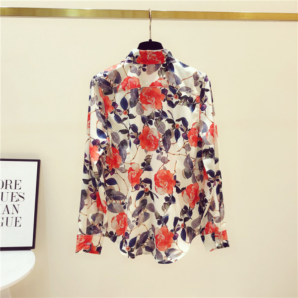 Moderna ženska košulja dugih rukava i cvjetnog uzorka