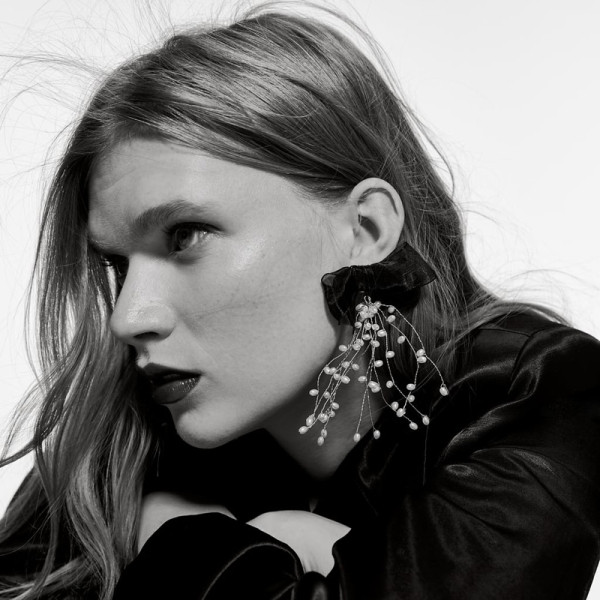 Moderni sieviešu auskari ar tillu un pērlēm