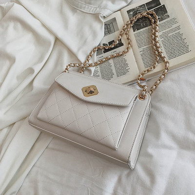 Sieviešu soma ar metāla aizdari un ķēdīti