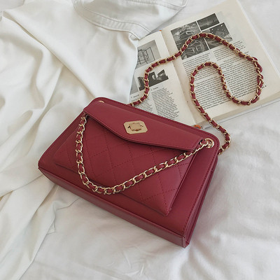 Sieviešu soma ar metāla aizdari un ķēdīti