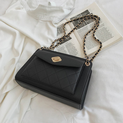 Sieviešu soma ar metāla aizdari un ķēdīti