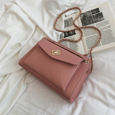 Sieviešu soma ar metāla aizdari un ķēdīti