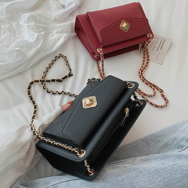 Sieviešu soma ar metāla aizdari un ķēdīti