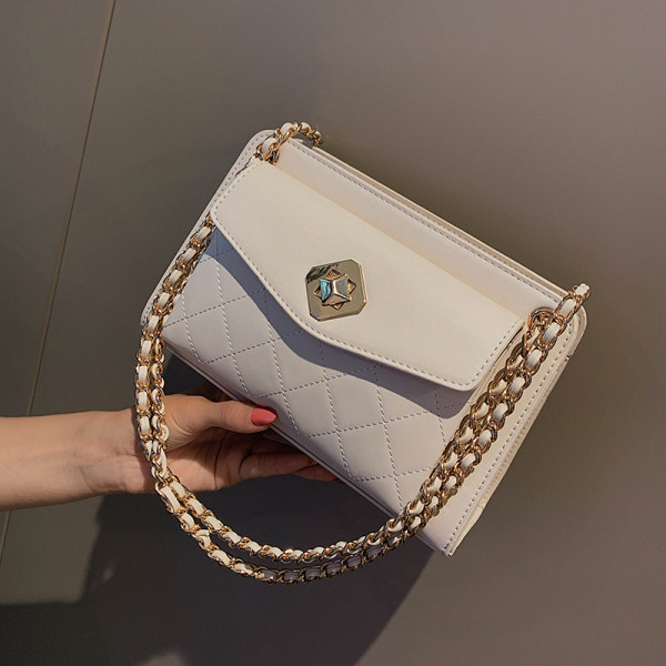 Sieviešu soma ar metāla aizdari un ķēdīti