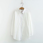 Modernus moteriškas marškinių modelis su klasikine apykakle ir ilgomis rankovėmis