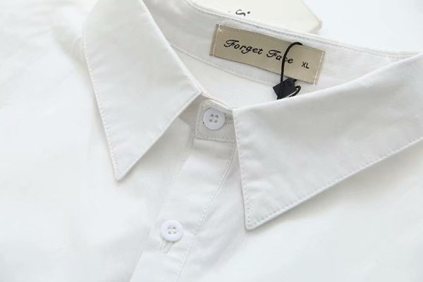 Modernus moteriškas marškinių modelis su klasikine apykakle ir ilgomis rankovėmis