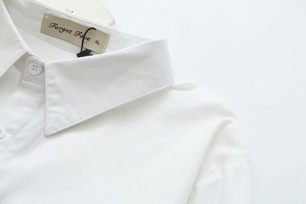 Modernus moteriškas marškinių modelis su klasikine apykakle ir ilgomis rankovėmis