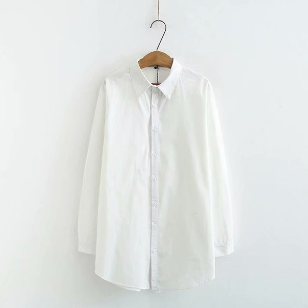 Modernus moteriškas marškinių modelis su klasikine apykakle ir ilgomis rankovėmis