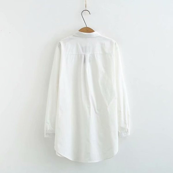 Modernus moteriškas marškinių modelis su klasikine apykakle ir ilgomis rankovėmis