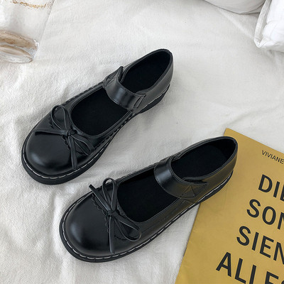 Sieviešu ikdienas apavu noapaļots modelis ar sprādzi un lenti