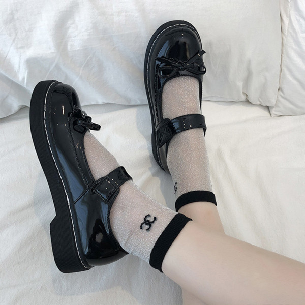 Sieviešu ikdienas apavu noapaļots modelis ar sprādzi un lenti