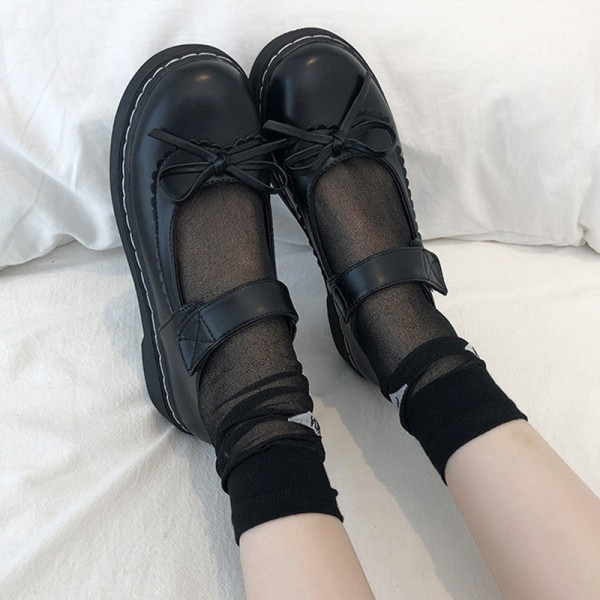 Sieviešu ikdienas apavu noapaļots modelis ar sprādzi un lenti