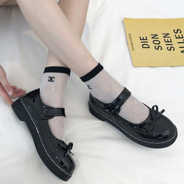 Sieviešu ikdienas apavu noapaļots modelis ar sprādzi un lenti