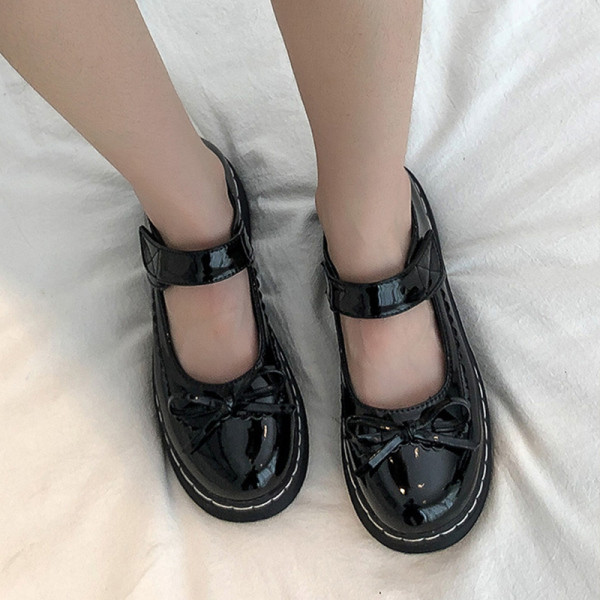 Sieviešu ikdienas apavu noapaļots modelis ar sprādzi un lenti