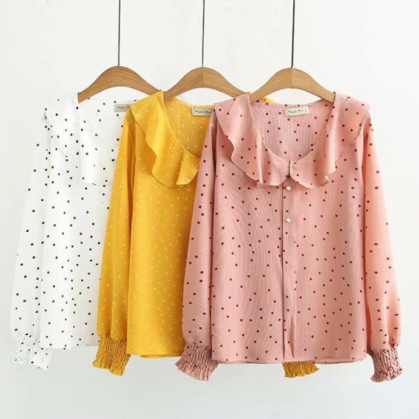 Moodne naiste särk ovaalse kaelusega ja pikkade kummikutega varrukatega