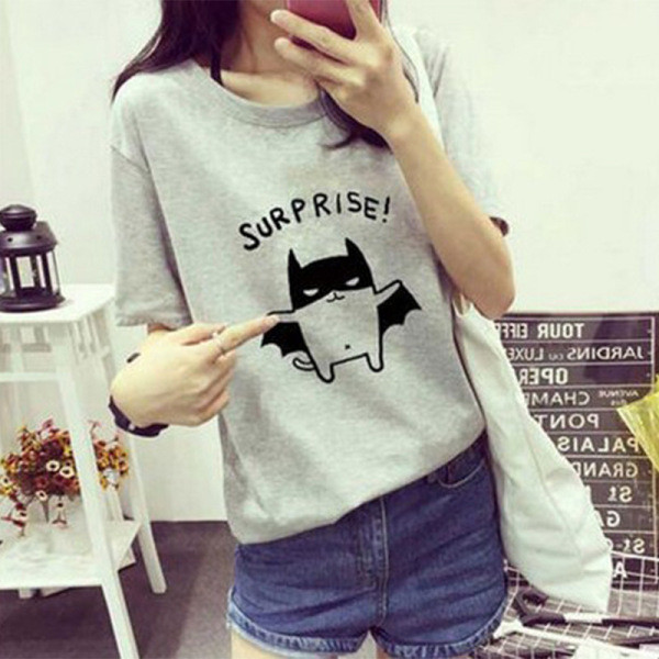 Sieviešu moderns T-krekls ar īsām piedurknēm un aplikāciju