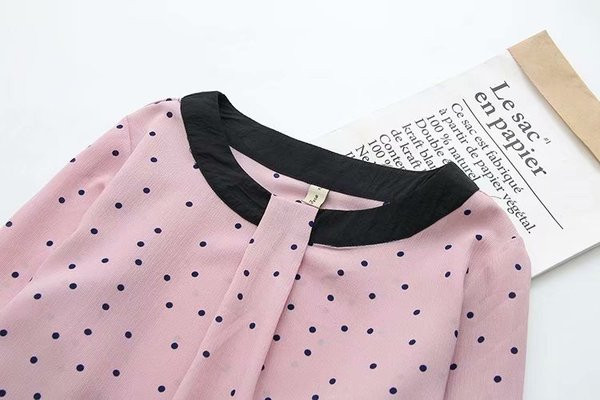 Stilinga moteriška palaidinė ilgomis rankovėmis ir ovalia iškirpte