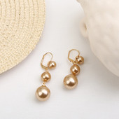 Moteriški auskarai su įvairių dydžių perlais