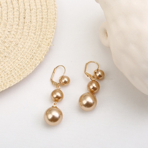 Moteriški auskarai su įvairių dydžių perlais