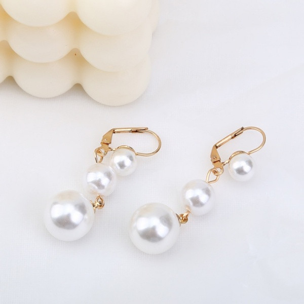 Moteriški auskarai su įvairių dydžių perlais