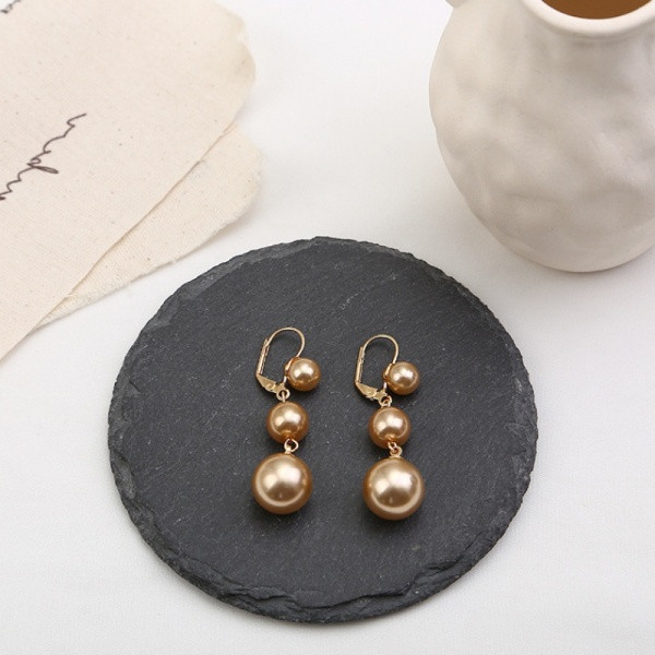 Moteriški auskarai su įvairių dydžių perlais