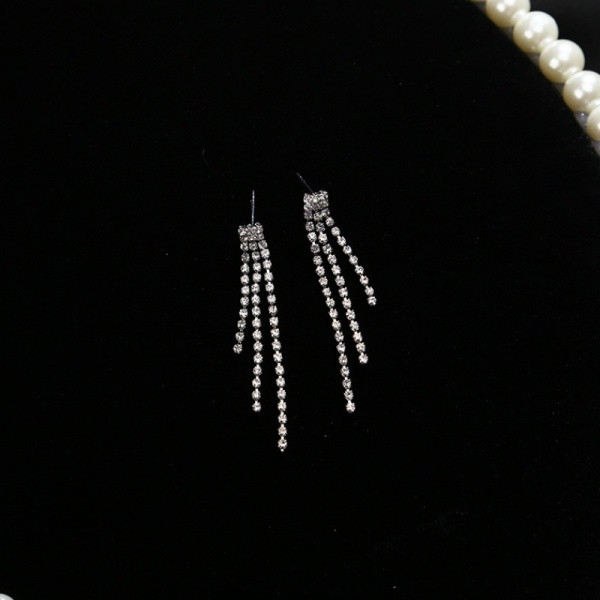 Lógó női fülbevaló kövekkel