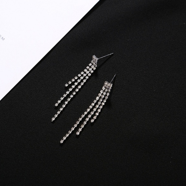 Lógó női fülbevaló kövekkel