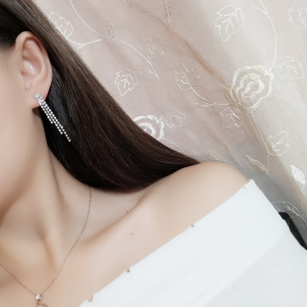 Lógó női fülbevaló kövekkel