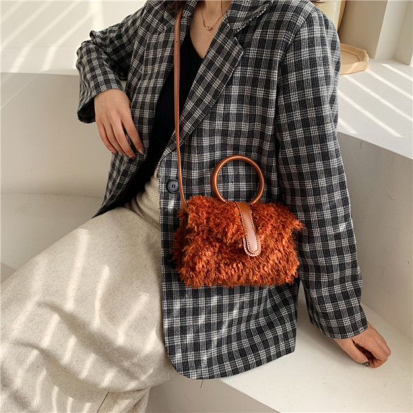 Moderna sieviešu dūnu soma ar garu ādas rokturi