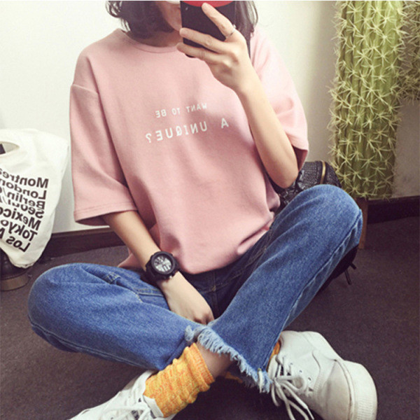 Sieviešu T-krekls ar uzrakstu un īsām piedurknēm - plats modelis