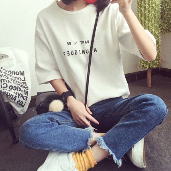 Sieviešu T-krekls ar uzrakstu un īsām piedurknēm - plats modelis