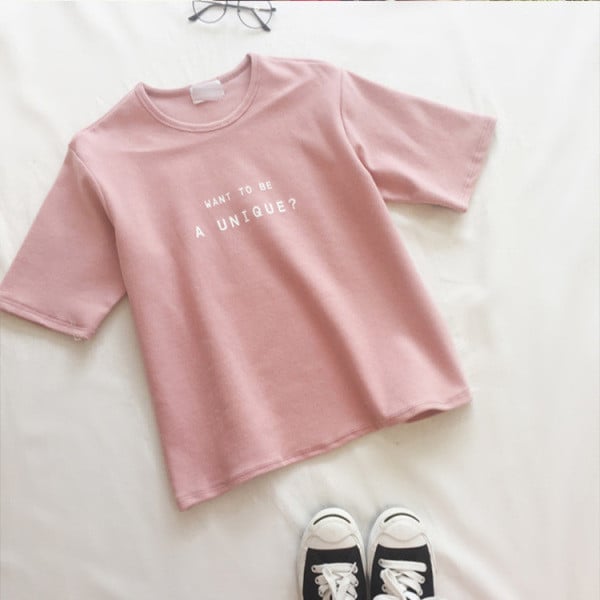 Sieviešu T-krekls ar uzrakstu un īsām piedurknēm - plats modelis