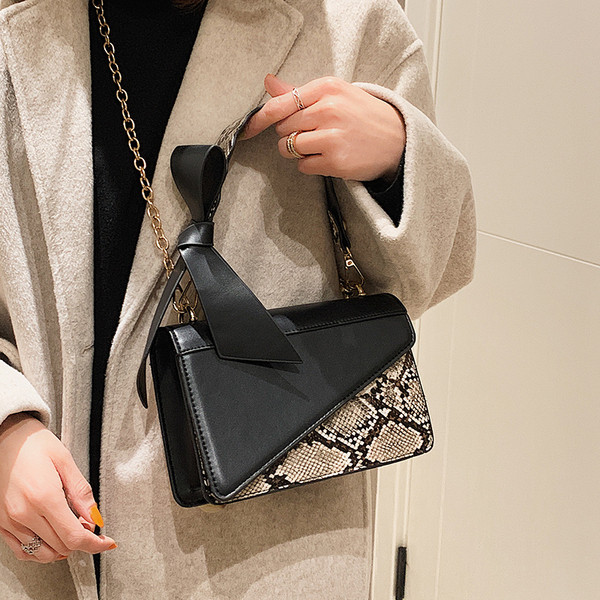 Stilīga rokassomiņa ar ādas lenti un čūskas rakstu