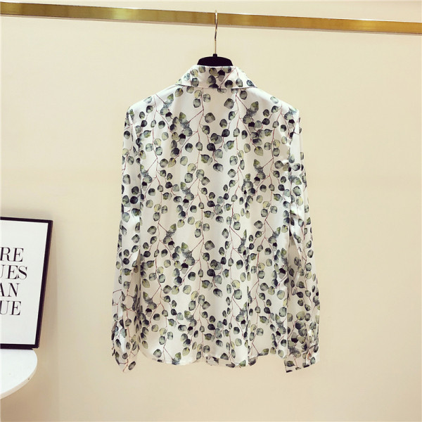 Moderns sieviešu krekls ar garām piedurknēm, klasisku apkakli un ziedu motīviem