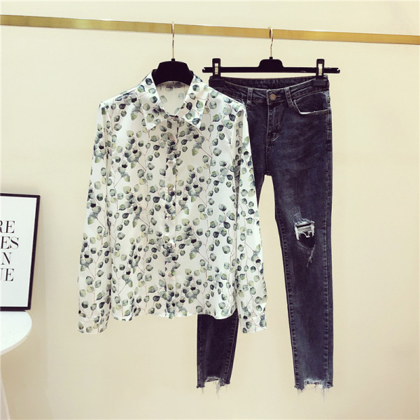 Moderns sieviešu krekls ar garām piedurknēm, klasisku apkakli un ziedu motīviem