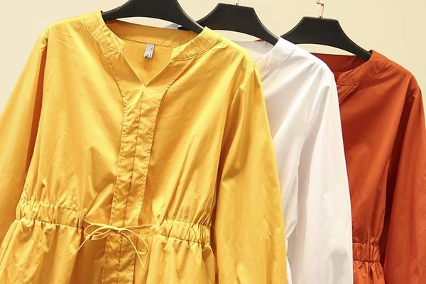 Hétköznapi női ing, hosszú ujjal és V-nyakkal