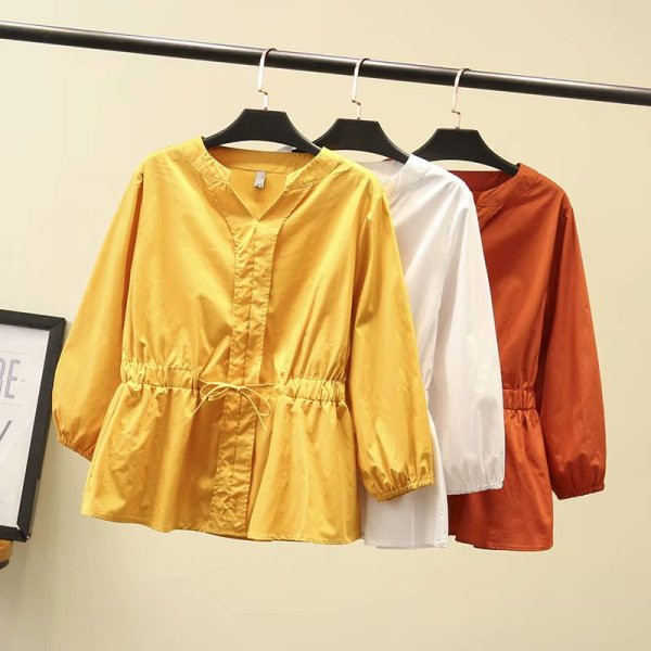 Hétköznapi női ing, hosszú ujjal és V-nyakkal