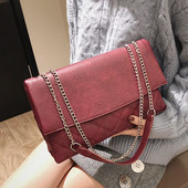 Alkalmi női táska fém fogantyúval és rögzítéssel