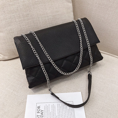 Alkalmi női táska fém fogantyúval és rögzítéssel