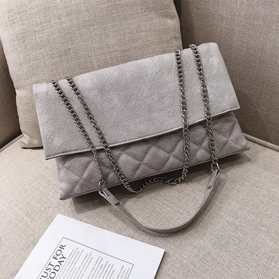 Alkalmi női táska fém fogantyúval és rögzítéssel