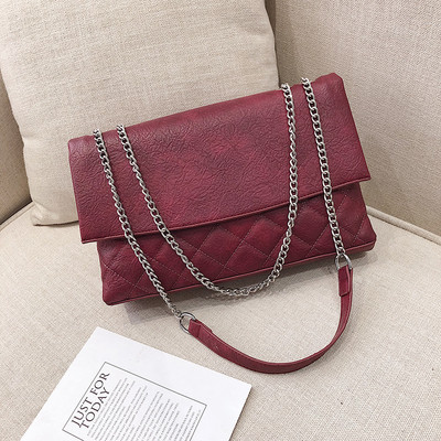 Alkalmi női táska fém fogantyúval és rögzítéssel