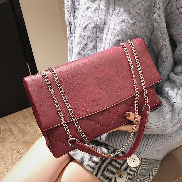 Alkalmi női táska fém fogantyúval és rögzítéssel